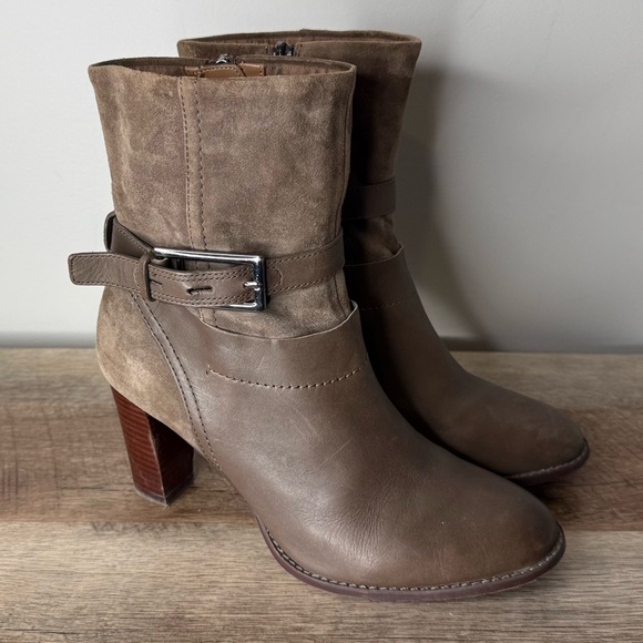 CLARKS Kaci’s Garnet Taupe Nutmeg Leather Suede Booties Block Heel Buckle Size 8 - Picture 2 of 16